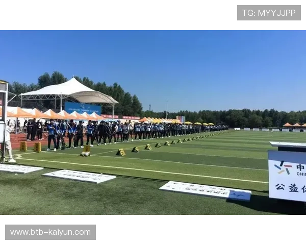 青少年射箭俱乐部联赛小选手表现沉稳，展现潜力