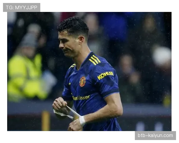 终场哨响，38岁的沃特福德队长克莱维利完成职业生涯最后一舞